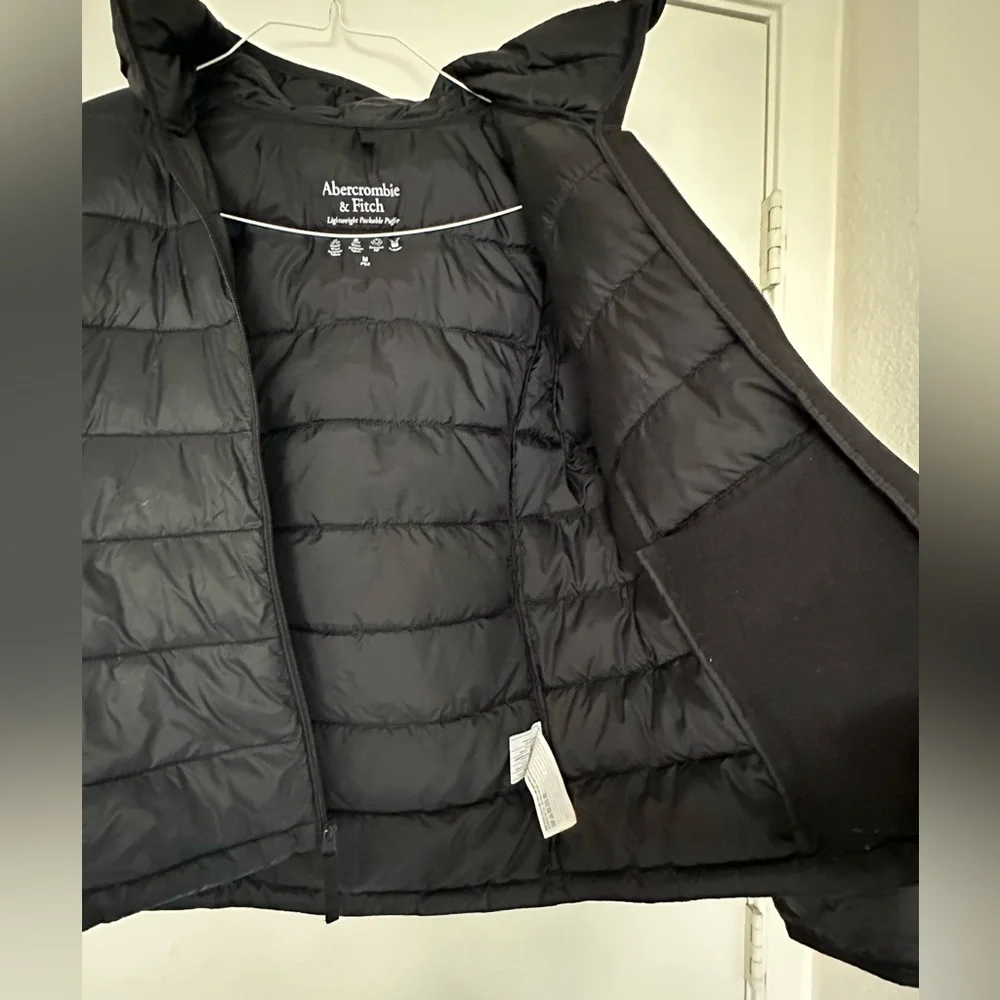 Abercrombie & Fitch Lightweight Packable Puffer Removable Hood in Black Medium - Picture 6 of 8